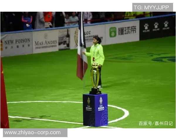 足球传奇球星的女儿丽娜：她的成长之路与背后的故事